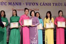 Ambassador Nguyen Thi Bich Thao presents certificates of merit to members of the Vietnamese women's union in Hungary for their contributions to its activities. (Photo: VNA)