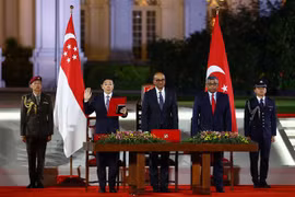 Lawrence Wong ( second, from left) on May 15 evening takes his oath of office as Singapore's fourth Prime Minister at the Istana, the country's presidential palace. (Photo: AFP/VNA)