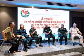 Veterans who joined the Dien Bien Phu campaign shares memories of the campaign with young people in attendance. (Photo: VNA)
