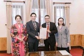 Director of the Consular Department under the Ministry of Foreign Affairs Doan Hoang Minh gives a certificate recognising Vietnamese businessman Bui Quang Minh ( second, from left) as Honorary Consul of Slovenia in Ho Chi Minh City. (Photo courtesy of the Slovenian Consulate in Ho Chi Minh City)