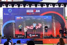 Male athletes with best performance at the 2024 VinFast IRONMAN 70.3 Vietnam receive awards. (Photo: VNA broadcasts)