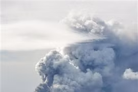 (File Photo) Taal volcano near Manila, Philippines erupts on January 13, 2020. (Photo: Kyodo/VNA)