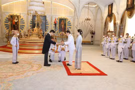 Vietnamese Ambassador to Thailand Pham Viet Hung presents his credential letter to Thai King Maha Vajiralongkorn Phra Vajiraklaochaoyuhua. (Photo: VNA broadcasts)