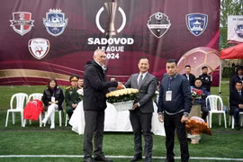 Head of the Consular Department and deputy head of the Community Affairs Board of the Vietnam Embassy in Russia Vu Son Viet (centre) congratulates the tournament's organising commitee. (Photo: VNA)