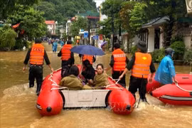 People are evacuated from flooded areas in the northern province of Ha Giang. (Photo: VNA)