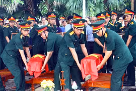 The martyrs' remains are reburied at the Ba Doc martyrs' cemetery in Bo Trach district, the central province of Quang Binh on May 23. (Photo: VNA)