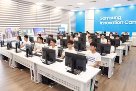The Vietnam National Innovation Centre (NIC) and Samsung Vietnam officially kick-start a technology talent development programme called ‘Samsung Innovation Campus (SIC)’ for the academic year 2023-2024 in Hanoi on May 3. (Photo: nhandan.vn)
