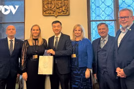 Vietnamese Ambassador to the Czech Republic Duong Hoai Nam (third, from left) is with representatives of the Czech Republic-Vietnam Friendship Parliamentarians’ Group. (Photo: VOV)