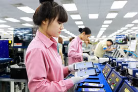 Workers during a shift in a phone factory in the northern province of Bac Ninh. (Photo: baogiaothong.vn) 