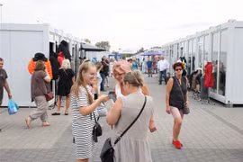 People visit the temporary shopping centre Marywilska 44 in Warsaw. (Photo: VNA)