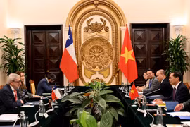 Minister of Foreign Affairs Bui Thanh Son holds talks in Hanoi on August 25 with his Chilean counterpart Alberto Van Klaveren. (Photo: VNA)