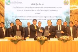Representatives of the Lao government and AIDC attend the agreement signing ceremony on May 8, 2024. (Photo: thestar.com.my) 