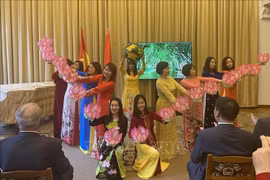 Overseas Vietnamese in Belarus perform at the ceremony. (Photo: VNA broadcasts)
