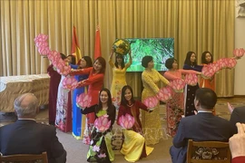 Overseas Vietnamese in Belarus perform at the ceremony. (Photo: VNA broadcasts)