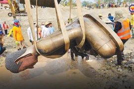 The largest Buddha statue found in Tonpheung district is unearthed during excavations on May 16. (Photo: Golden Triangle Special Economic Zone) 