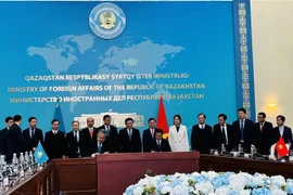 Representatives from Bac Ninh province and East Kazakhstan region sign a memorandum of understanding on establishing a twinning relationship between the two localities. (Photo: VNA)