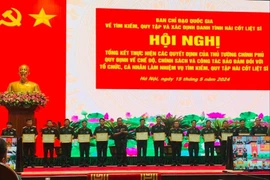 Organisations and individuals are honoured for their excellent contributions to implementing and ensuring policies for organisations and people participating in the search and repatriation work. (Photo: hanoimoi.vn)