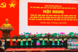 Organisations and individuals are honoured for their excellent contributions to implementing and ensuring policies for organisations and people participating in the search and repatriation work. (Photo: hanoimoi.vn)