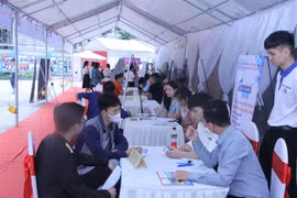 Young people talk to employers at a job fair in Hanoi. (Photo: VNA) 