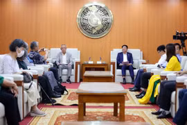 Secretary of the Dien Bien provincial Party Committee Tran Quoc Cuong receives a delegation of the Vietnam-Japan Friendship Association on July 18. (Photo: VNA)