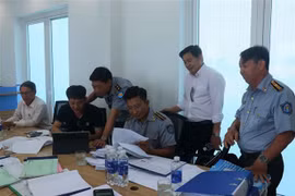 A working group from the Ministry of Agriculture and Rural Development inspect the implementation of anti-IUU fishing regulations in the central province of Quang Nam. (Photo: VNA)