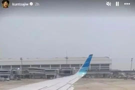 Musician Kunto Aji captures fuel leaking from the wing of a Garuda Indonesia plane as it taxis on the runway at Soekarno-Hatta International Airport, Cengkareng, Tangerang, Banten, on Saturday, August 24. (Instagram @kuntoajiw) 