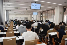 Japanese candidates participate in the 7th Vietnamese-language proficiency test held at the Japan College of Foreign Languages (JCFL) in Tokyo on June 16. (Photo: VNA)