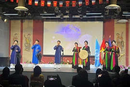 A Quan ho ( love duet) singing performance at the event. (Photo: baovanhoa.vn)