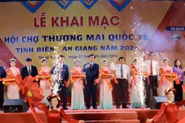 Representatives from An Giang province and Cambodia's provinces of Takeo and Kandal at the opening ceremony of the fair. (Photo: VNA)