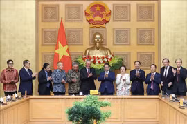 Prime Minister Pham Minh Chinh receives a delegation of ASEAN BAC chairmen led by ASEAN BAC Chair 2024 and President of the Lao Chamber of Commerce and Industry Oudet Souvannavong in Hanoi on September 13. (Photo: VNA)