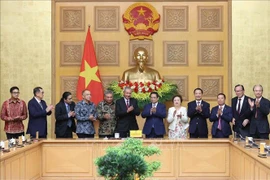 Prime Minister Pham Minh Chinh receives a delegation of ASEAN BAC chairmen led by ASEAN BAC Chair 2024 and President of the Lao Chamber of Commerce and Industry Oudet Souvannavong in Hanoi on September 13. (Photo: VNA)