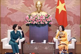 National Assembly (NA) Vice Chairwoman Nguyen Thi Thanh ( right) receives visiting Minister of Small- and Medium-sized Enterprises and Startups Oh Young Joo of the Republic of Korea. (Photo: VNA)