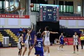 Malaysian basketball players ( in white) and Thai players (in blue) in the match on May 31 at the Da Nang University Sports Centre. (Photo: VNA) 