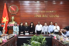 Chairman of the provincial People's Committee Dong Van Thanh ( first, right) is with representatives from Singaporean businesses. (Photo: VNA)