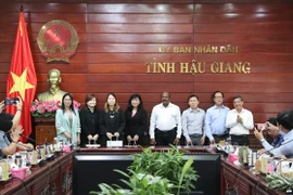 Chairman of the provincial People's Committee Dong Van Thanh ( first, right) is with representatives from Singaporean businesses. (Photo: VNA)