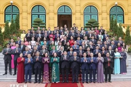 State President Luong Cuong (front, centre) and officials, staff, civil servants, public employees, and workers of the Presidential Office in Hanoi on October 29. (Photo: VNA)