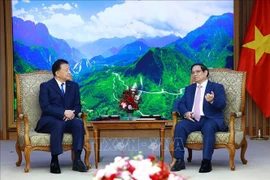 Prime Minister Pham Minh Chinh (R) receives Yoshitaka Shindo, Japanese Minister in charge of the CPTPP. (Photo: VNA)