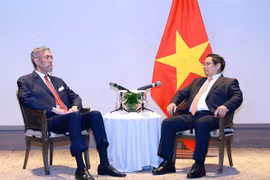 Prime Minister Pham Minh Chinh (R) received General Secretary of the United Left Movement (MIU) Party and Minister of Regional Integration Policies of the Dominican Republic Miguel Mejia in Santo Domingo on November 20. (Photo: VNA)