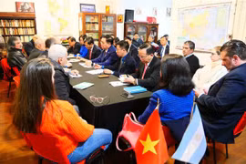 Head of the Party Central Committee’s Commission for Information and Education Nguyen Trong Nghia holds talks with Acting General Secretary of the Communist Party of Argentina Jorge Kreyness. (Photo: VNA)