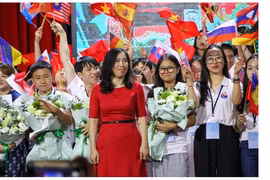 Deputy Minister of Foreign Affairs Le Thi Thu Hang is with young overseas Vietnamese at an event in 2023. (Photo: VNA)