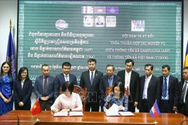 VNA General Director Vu Viet Trang and AKP Director General Sokmom Nimul sign a renewed cooperation agreement between the two national news agencies. (Photo: VNA)