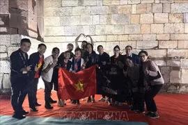 Members and fans of rock band Buc Tuong (The Wall) at the ASEAN - India Music Festival 2024. (Photo: VNA)