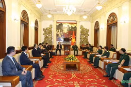 Deputy Minister of National Defence Sen. Lt. Gen. Hoang Xuan Chien on August 13 has a meeting with a delegation of the National Immigration Administration of China, led by its deputy head Li Junjie. (Photo: qdnd.vn)