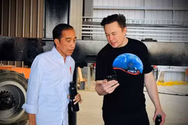 Indonesia President Joko Widodo talks with Founder and CEO of Tesla Motors Elon Musk during their meeting at the SpaceX launch site in Boca Chica, Texas, US on May 14, 2022. (Photo: Reuters)