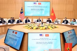 Minister of Industry and Trade Nguyen Hong Dien and Malaysian Minister of Investment, Trade and Industry Zafrul Abdul Aziz co-chair the 4th meeting of the Vietnam - Malaysia Joint Trade Committee. (Photo: VNA)
