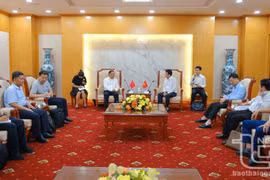 Representatives of the Thai Nguyen provincial People's Committee and the State Ethnic Affairs Commission of China at the meeting. (Photo: baothainguyen.vn)