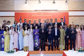 President To Lam and representatives of Vietnamese representative agencies and the Vietnamese community in Cambodia. (Photo: VNA)