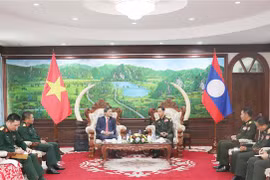 Lao Minister of National Defence Khamlieng Uthakaysone receives a delegation of the Vietnamese Embassy in Laos led by Ambassador Nguyen Minh Tam. (Photo: VNA)