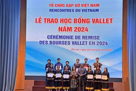 Students receive Vallet scholarships granted by the scientific and educational organisation "Meeting Vietnam". (Photo: VNA)