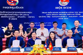 The youth unions of Quang Tri province and three Lao provinces - Savannakhet, Salavan and Sekong- sign a joint message of the friendship programme on August 28. (Photo: VNA)